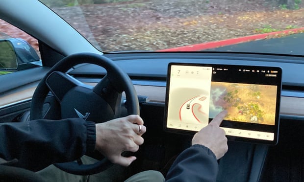 Tesla, cedendo alle pressioni, smette di consentire ai conducenti di giocare ai videogiochi durante la guida