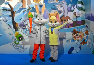 Milano-Cortina_ Grande affluenza di fan per l’apertura dell’OFFICIAL OLYMPICS PIN TRADING CENTER a tema LOONEY TUNES